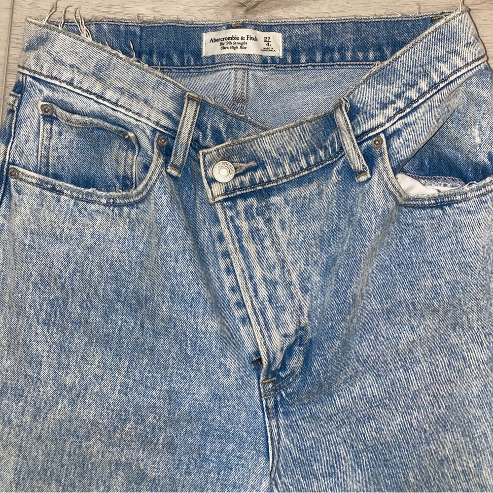Ultra High Rise 90s Straight Jean Light with Criss-Cross Waist Band